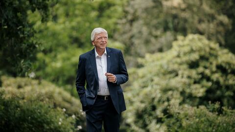 Ministerpräsident Volker Bouffier in einem Garten stehend.