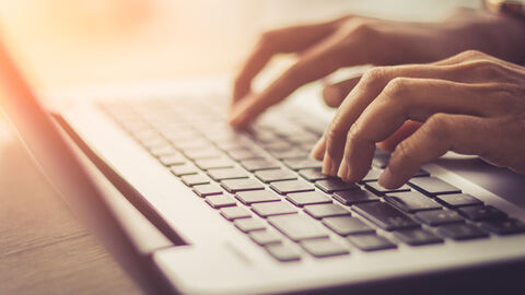 Hände tippen auf Laptop-Tastatur Hände tippen auf Laptop-Tastatur