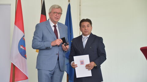 Ministerpräsident Bouffier überreicht die Medaille an Pauns Vater
