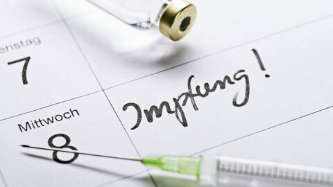 Kalender mit Impfung-Hinweis und Spritze Kalender mit Impfung-Hinweis und Spritze