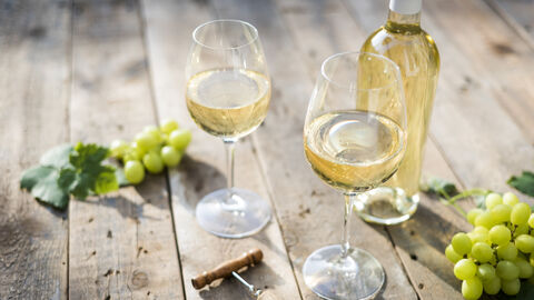 Weingläser mit Weißwein auf einem Tisch