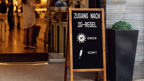 Schild zur 2G-Regel vor einem Ladengeschäft Schild zur 2G-Regel vor einem Ladengeschäft