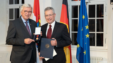 Auszeichnungen zu "75 Jahre Hessen" Auszeichnungen zu "75 Jahre Hessen"