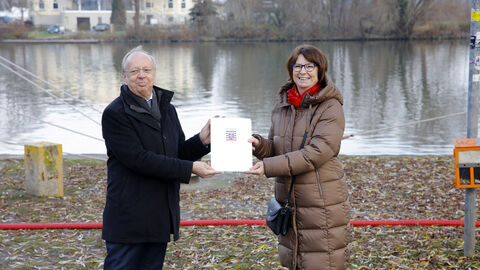 Priska Hinz übergibt Förderbescheid