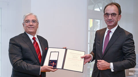Überdurchschnittliches Engagement in wirtschaftlichen und gesellschaftlichen Beziehungen zwischen Deutschland und Italien zeichnen Professor Emanuelle Gatti aus. Hessens Finanzminister Michael Boddenberg überreichte heute die Auszeichnung des Bundespräsidenten im Rahmen einer Feierstunde in Wiesbaden.