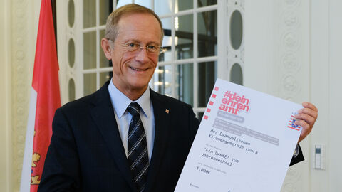 CdS Wintermeyer mit dem Förderbescheid für die Kirchengemeinde Lohra