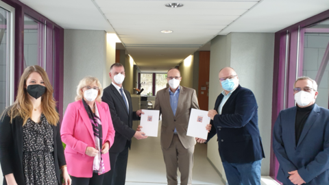 v.l.n.r.: Denise Lang (Schulamt RTK, zuständig für DigitalPakt), Landtagsabgeordnete Petra Müller-Klepper, Landrat Frank Kilian, Staatsminister Peter Beuth, Schuldezernent RTK Rainer Scholl und Fachbereichsleiter K.-Michael Schardt.