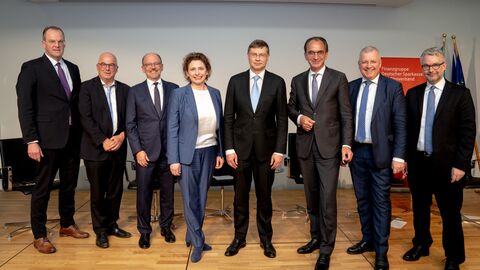 Zu sehen sind von links nach rechts: Stefan G. Reuß, Detlef Fechtner, Thomas Groß, Nicola Beer, Dr. Valdis Dombrovskis, Michael Boddenberg Markus Ferber und Daniel Quinten.