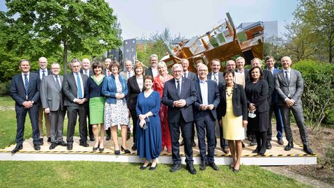 Die Hessische Landesregierung hat heute auf einer auswärtigen Kabinettssitzung bei EUMETSAT (European Organisation for the Exploitation of Meteorological Satellites) erste Raumfahrtstrategie des Landes beschlossen.