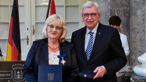 Petra Müller-Klepper wird mit dem Hessischen Verdienstorden für ihr jahrzehntelanges Engagement in der hessischen Kommunal- und Landespolitik geehrt. 