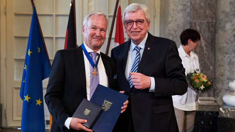 Heinz-Jörg Ebert aus Linden erhielt den Hessischen Verdienstorden für sein umfassendes Engagement im sozialen Bereich. Heinz-Jörg Ebert aus Linden erhielt den Hessischen Verdienstorden für sein umfassendes Engagement im sozialen Bereich.