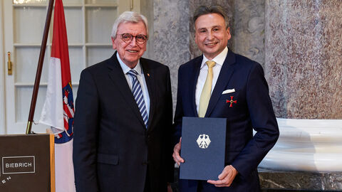 Der Hessische Ministerpräsident Volker Bouffier hat Gerhard Wiesheu aus Bad Homburg das Verdienstkreuz 1. Klasse des Verdienstordens der Bundesrepublik Deutschland überreicht. Der Hessische Ministerpräsident Volker Bouffier hat Gerhard Wiesheu aus Bad Homburg das Verdienstkreuz 1. Klasse des Verdienstordens der Bundesrepublik Deutschland überreicht.