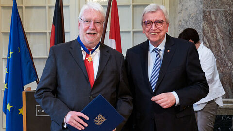 Jörg-Uwe Hahn wurde von Ministerpräsident Volker Bouffier mit dem Hessischen Verdienstorden ausgezeichnet. Jörg-Uwe Hahn wurde von Ministerpräsident Volker Bouffier mit dem Hessischen Verdienstorden ausgezeichnet.