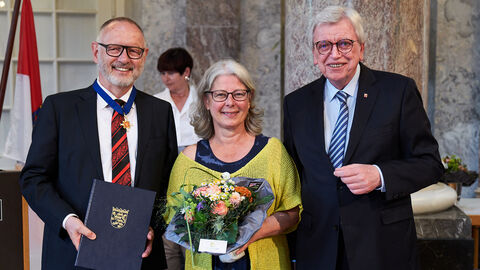 Der Hessische Ministerpräsident hat heute unter anderem dem ehemaligen Intendanten des Hessischen Rundfunks (hr), Manfred Krupp, den Hessischen Verdienstorden verliehen. Der Hessische Ministerpräsident hat heute unter anderem dem ehemaligen Intendanten des Hessischen Rundfunks (hr), Manfred Krupp, den Hessischen Verdienstorden verliehen.