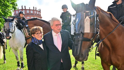 Nach rund zwölf Jahren legt der dienstälteste Regierungschef, Ministerpräsident Volker Bouffier, morgen im Hessischen Landtag sein Amt nieder. Heute Abend wurde er mit einer feierlichen Serenade im Wiesbadener Schloss Biebrich verabschiedet. Unter den Gästen waren viele politische Weggefährten und Freunde des Ministerpräsidenten sowie Vertreter der Kirchen, der Medien, aus der Wirtschaft, dem Sport und der Gesellschaft.