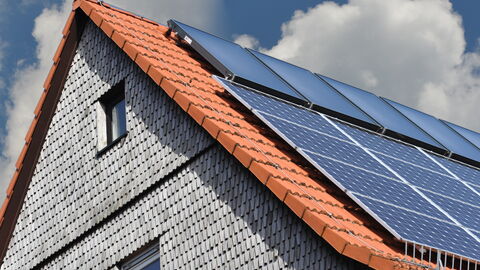 Solarplatten auf einem Hausdach