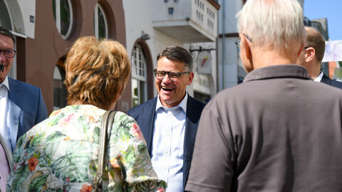 Boris Rhein auf dem Wochenmarkt in Bad Nauheim Boris Rhein auf dem Wochenmarkt in Bad Nauheim