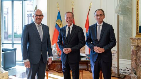 Hessens Chef der Staatskanzlei, Staatsminister Axel Wintermeyer (Mitte), und Finanzminister Michael Boddenberg (rechts) haben heute den Regierungschef Liechtensteins, Dr. Daniel Risch (links) in der Hessischen Staatskanzlei empfangen.