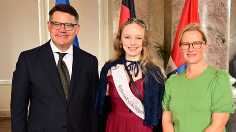Ministerpräsident Boris Rhein mit seiner Frau Tanja Raab-Rhein und die Schwalbenkönigin Pia I., Pia-Carolina Plump Ministerpräsident Boris Rhein mit seiner Frau Tanja Raab-Rhein und die Schwalbenkönigin Pia I., Pia-Carolina Plump