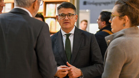 Boris Rhein im Gespräch auf der Frankfurter Buchmesse Ministerpräsident Boris Rhein im Gespräch auf der Frankfurter Buchmesse
