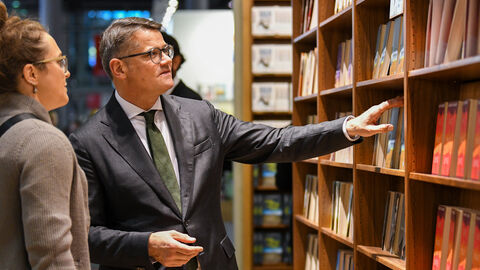 Boris Rhein besucht hessische Verlage Boris Rhein besucht während eines Rundgangs auf der Frankfurter Buchmesse hessische Verlage