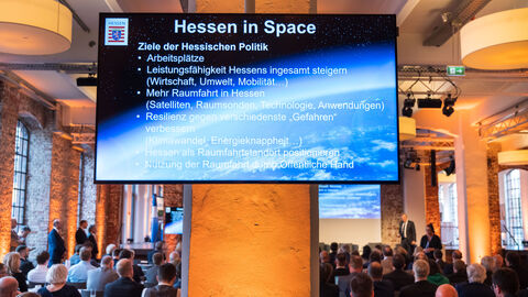 Eine Infotafel mit einer Auflistung von Zielen der hessischen Raumfahrtstrategie