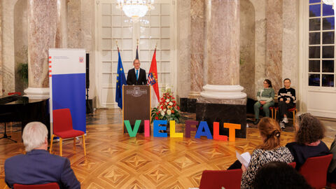 Sozialminister Klose am Rednerpult bei der Verleihung im Schloss Biebrich