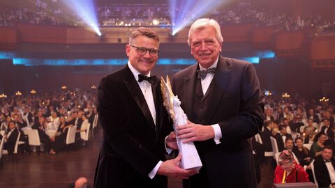 Ministerpräsident Boris Rhein hat beim 40. Deutschen Sportpresseball seinem Vorgänger im Amt, Ministerpräsident a.D. Volker Bouffier, den PEGASOS-Preis in der Kategorie „Besondere Verdienste um unser Land“ überreicht. Ministerpräsident Boris Rhein überreicht beim 40. Deutschen Sportpresseball seinem Vorgänger im Amt, Ministerpräsident a.D. Volker Bouffier, den PEGASOS-Preis in der Kategorie „Besondere Verdienste um unser Land“.