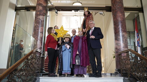 Ministerpräsident a.D. Volker Bouffier empfängt Sternsinger in der Hessischen Staatskanzlei