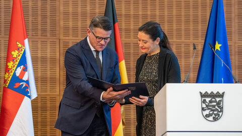 Ministerpräsident Boris Rhein übergibt Wilhelm-Leuschner-Medaille stellvertretend an Fritz Bauers Großnichte Marit Tiefenthal.  Ministerpräsident Boris Rhein übergibt Wilhelm-Leuschner-Medaille stellvertretend an Fritz Bauers Großnichte Marit Tiefenthal.