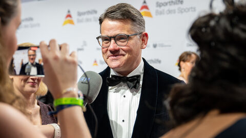 Boris Rhein stellt sich den Fragen der Journalisten.