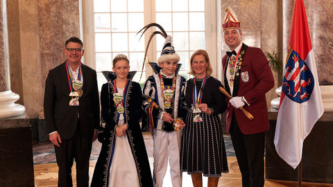 Ministerpräsident Boris Rhein und seine Frau Tanja Raab-Rhein empfangen im Schloss Biebrich in Wiesbaden hessische Fastnachtsvereine Ministerpräsident Boris Rhein und seine Frau Tanja Raab-Rhein empfangen im Schloss Biebrich in Wiesbaden hessische Fastnachtsvereine