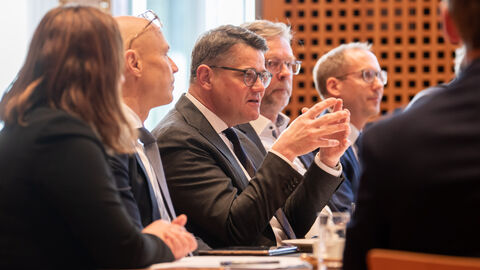 Lenkungskreissitzung der Initiative Gesundheitsindustrie Hessen in der Staatskanzlei Lenkungskreissitzung der Initiative Gesundheitsindustrie Hessen in der Staatskanzlei