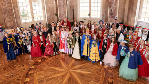 Ministerpräsident Boris Rhein und seine Frau Tanja Raab-Rhein empfangen im Schloss Biebrich in Wiesbaden hessische Fastnachtsvereine Gruppenbild Kinder: Ministerpräsident Boris Rhein und seine Frau Tanja Raab-Rhein empfangen im Schloss Biebrich in Wiesbaden hessische Fastnachtsvereine