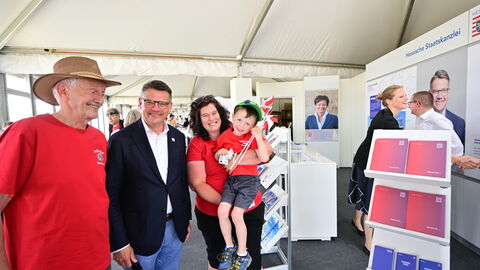 Ministerpräsident Boris Rhein besucht den "Treffpunkt Hessen" auf dem Hessentag. Ministerpräsident Boris Rhein besucht den "Treffpunkt Hessen" auf dem Hessentag.