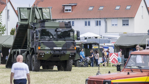 Bundeswehrfahrzeug auf der Ausstellungsfläche Bundeswehrfahrzeug auf der Ausstellungsfläche