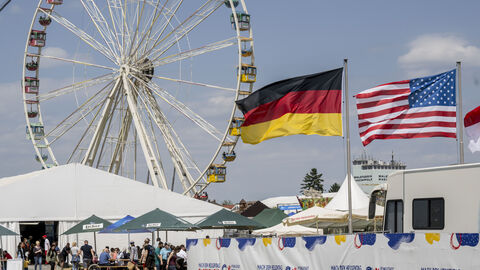 Riesenrad, amerikanische und deutsche Flagge im Wind