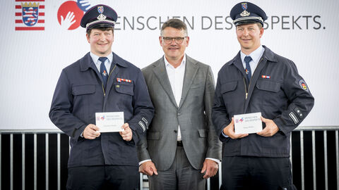 Ministerpräsident Boris Rhein (Mitte) und die „Menschen des Respekts“ Tobias und Christian Pfeifer Ministerpräsident Boris Rhein (Mitte) und die „Menschen des Respekts“ Tobias und Christian Pfeifer