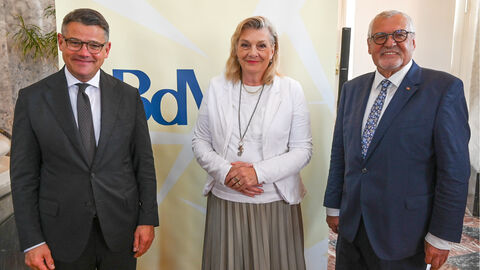 Hessens Ministerpräsident Boris Rhein, die Landesbeauftragte für Heimatvertriebene und Spätaussiedler, Margarete Ziegler-Raschdorf, und der Landesvorsitzende des Bundes der Vertriebenen, Siegbert Ortmann Hessens Ministerpräsident Boris Rhein, die Landesbeauftragte für Heimatvertriebene und Spätaussiedler, Margarete Ziegler-Raschdorf, und der Landesvorsitzende des Bundes der Vertriebenen, Siegbert Ortmann