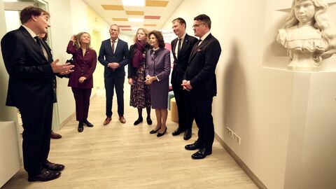 Ministerpräsident Rhein und Königin Silvia von Schweden eröffnen erstes „Childhood-Haus“ in Hessen Ministerpräsident Rhein und Königin Silvia von Schweden eröffnen erstes „Childhood-Haus“ in Hessen