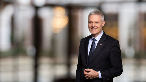 Dr. Manuel Lösel Portraitfoto von Dr. Manuel Lösel