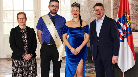 Ministerpräsident Boris Rhein empfängt gemeinsam mit seiner Frau Tanja Raab-Rhein das Gieseler Heidelbeer-Paar 2023, Heidelbeerkönigin Julia und Heidelbeerkönig Can, im Wiesbadener Schloss Biebrich; Julia Gaßmann und Can Dal.