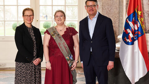 Ministerpräsident Boris Rhein empfängt gemeinsam mit seiner Frau Tanja Raab-Rhein Miss Vulkania Lara I. aus Gedern im Wiesbadener Schloss Biebrich; Lara Bartikowski.