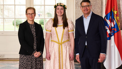 Ministerpräsident Boris Rhein empfängt gemeinsam mit seiner Frau Tanja Raab-Rhein das Dornröschen der Stadt Hofgeismar im Wiesbadener Schloss Biebrich; Johanna Gries.