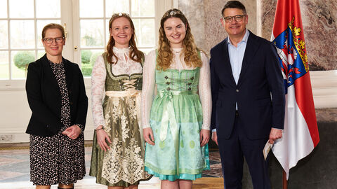 Ministerpräsident Boris Rhein empfängt gemeinsam mit seiner Frau Tanja Raab-Rhein die Oestricher Weinprinzessinnen Alicia und Katharina im Wiesbadener Schloss Biebrich; Alicia Kunz und Katharina Klein. 