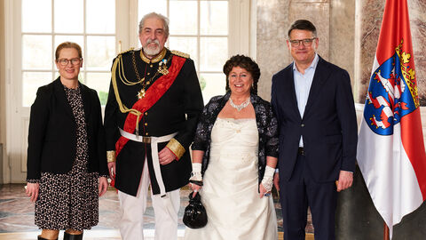Ministerpräsident Boris Rhein empfängt gemeinsam mit seiner Frau Tanja Raab-Rhein die Kulturbotschafter aus Bad Schwalbach, Kaiserin Sissi und König Ludwig II. von Bayern, im Wiesbadener Schloss Biebrich; Peter Friedrich Gronau und Carola Gronau.