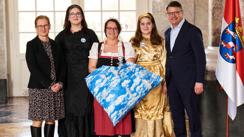 Ministerpräsident Boris Rhein empfängt gemeinsam mit seiner Frau Tanja Raab-Rhein Frau Holle mit Goldmarie und Pechmarie aus Bad Sooden-Allendorf im Wiesbadener Schloss Biebrich; Margarethe Hochapfel, Josefine Hochapfel und Rosalie Hochapfel. 