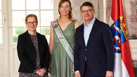 Ministerpräsident Boris Rhein empfängt gemeinsam mit seiner Frau Tanja Raab-Rhein die Oberräder "Frankfurter Grüne Soße" Königin Angela I. im Wiesbadener Schloss Biebrich; Angela Jung. 