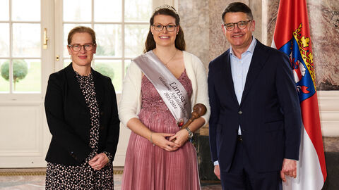 Ministerpräsident Boris Rhein empfängt gemeinsam mit seiner Frau Tanja Raab-Rhein die Wehrheimer Apfelblütenkönigin Larissa I. im Wiesbadener Schloss Biebrich; Larissa Hild.