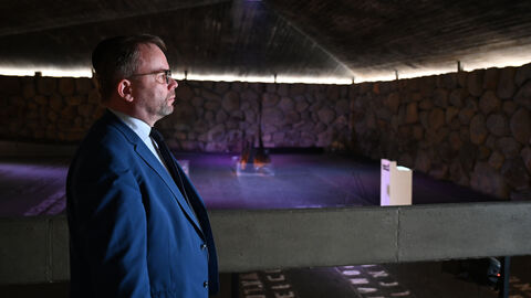 Staatsminister Gremmels besucht die Gedenkstätte Yad Vashem Staatsminister Gremmels von der Seite mit ernstem Blick in den Raum gewandt.